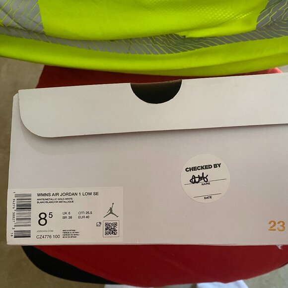 Wmns Air Jordan 1 Retro Low 'White Metallic Gold' – Size US 8.5 W - Picture 4 of 10